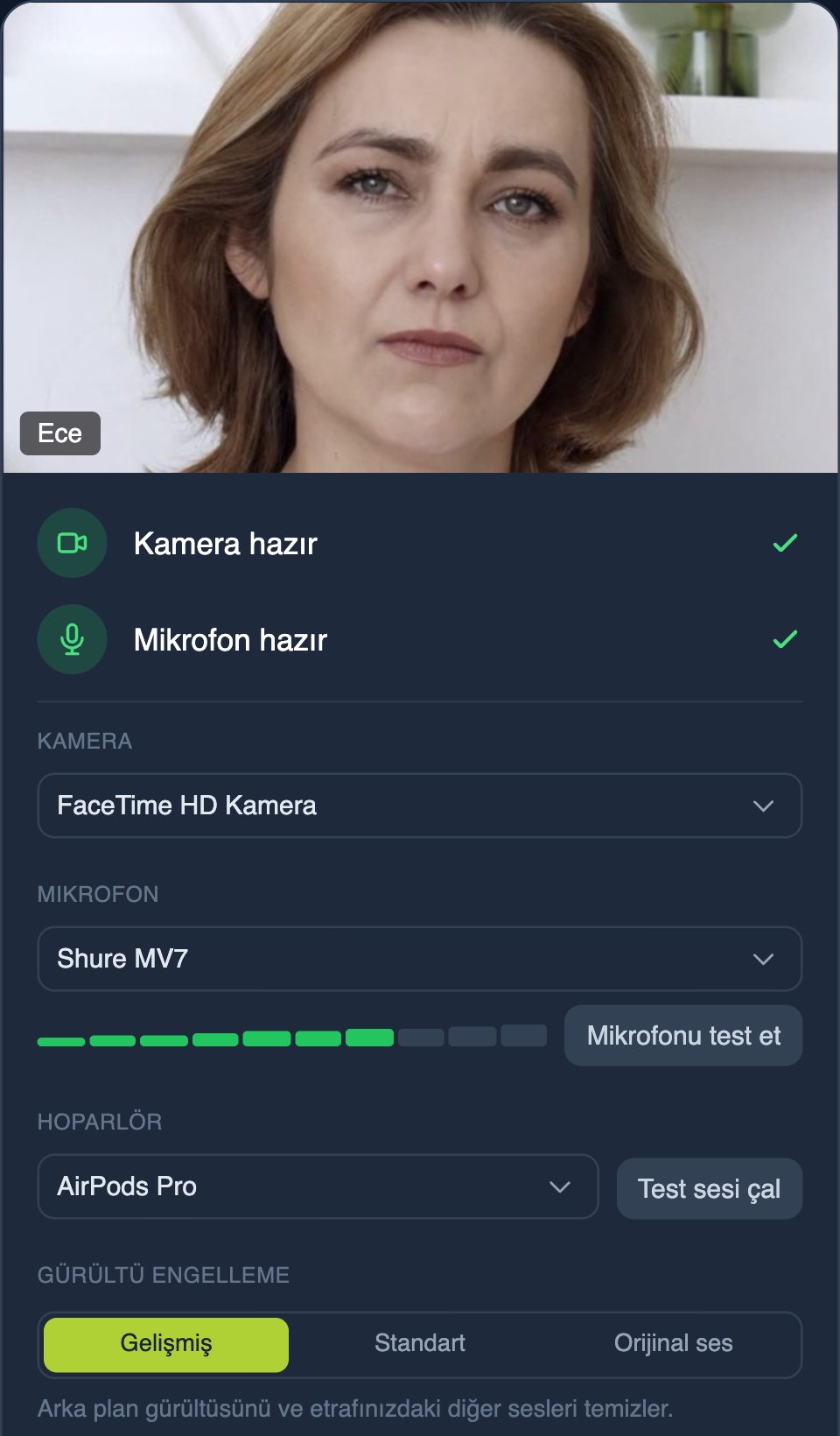 Studio giriş ekranı: kamera önizlemesi, kamera ve mikrofon seçimi, ses seviyesi göstergesi, Mikrofonu test et düğmesi, hoparlör seçimi ve Gelişmiş, Standart, Orijinal ses seçenekleriyle gürültü engelleme