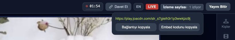 Studio üst barında LIVE işareti ve 'İzleme sayfası · 1 izliyor' düğmesi; açılan menüde izleme bağlantısı, Bağlantıyı kopyala ve Embed kodunu kopyala düğmeleri